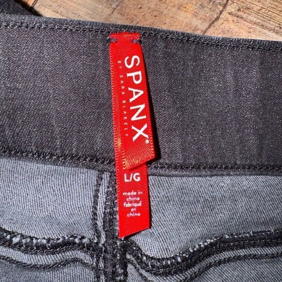 Spanx Vintage Distressed Ankle Skinny Jeans Size Large Black 20213R 
Size L - Picture 11 of 11